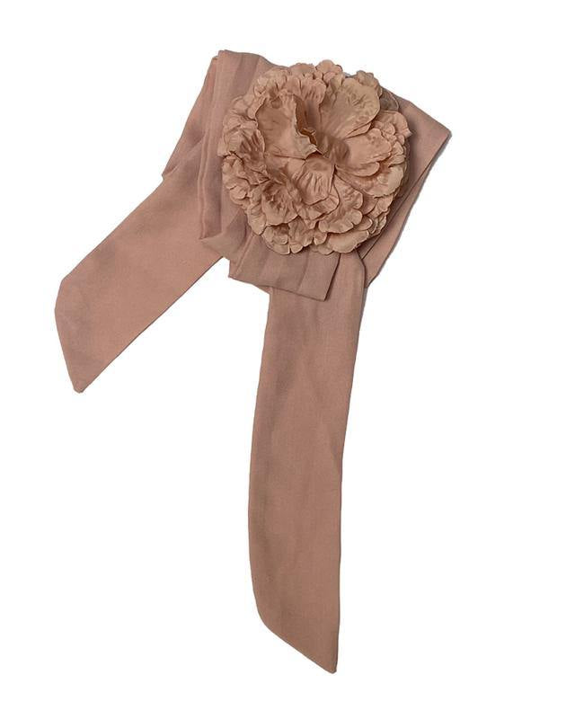 A-ZONE stola poederbeige satijn streep met corsage