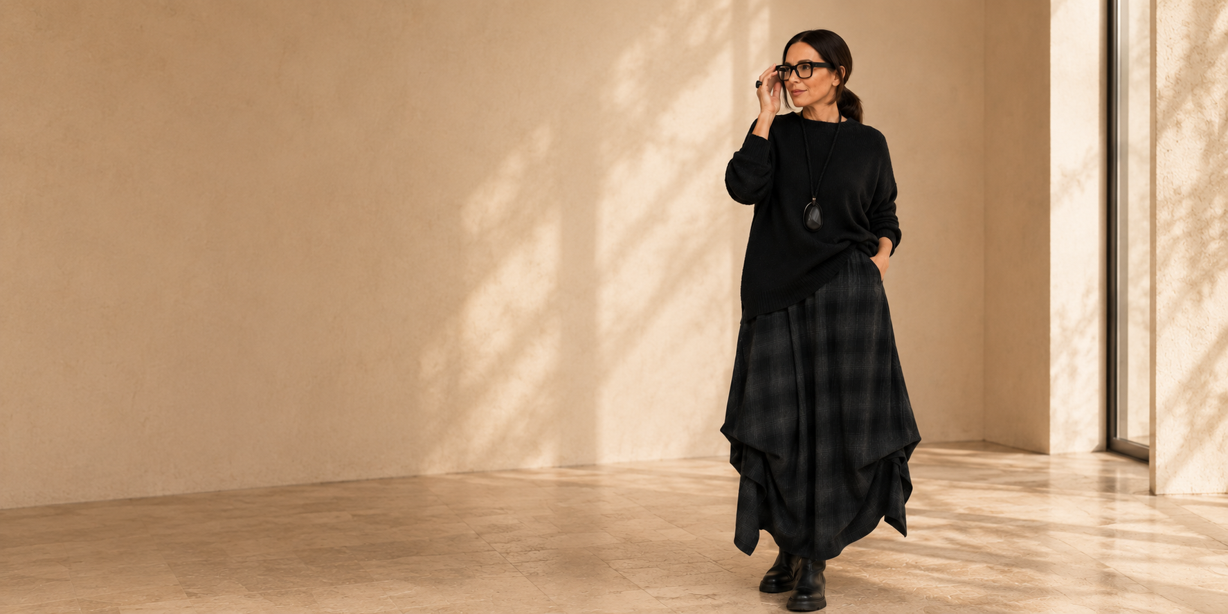 Vrouw in zwarte Luukaa outfit uit de nieuwe najaarscollectie bij LEEZZA
