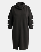LEEZZA Ozai N Kü Gemma schwarzes, gerades Kleid mit Wasserfallausschnitt und Cut-out-Ärmeldetails aus weichem Stretch-Viskosematerial