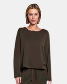 LEEZZA AMBER & MOON DANI boxy scuba pullover in dark brown with a round neckline and long sleeves