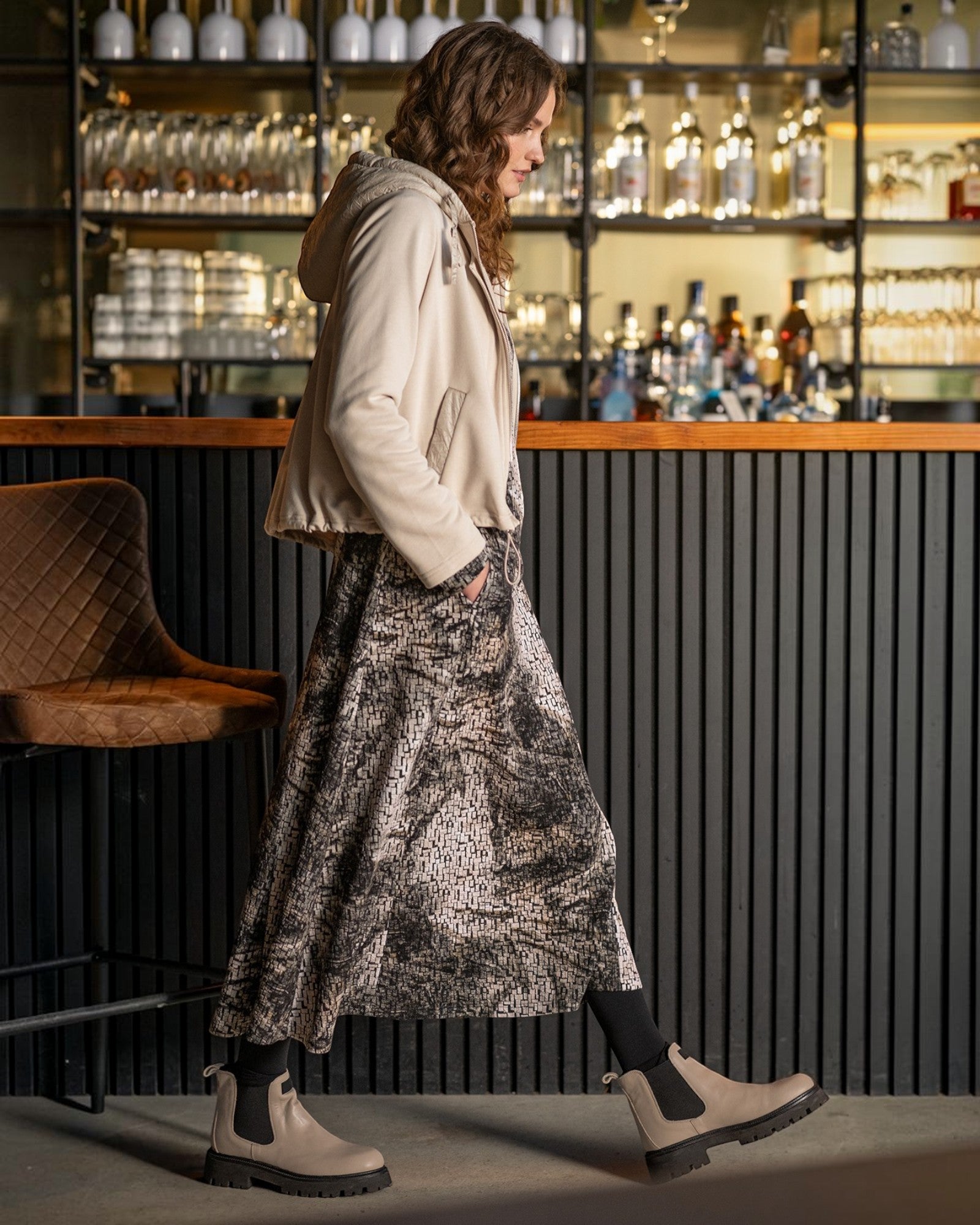 LEEZZA Amber & Moon DORA long jacquard jersey dress with a subtle print, worn with a beige jacket and boots.