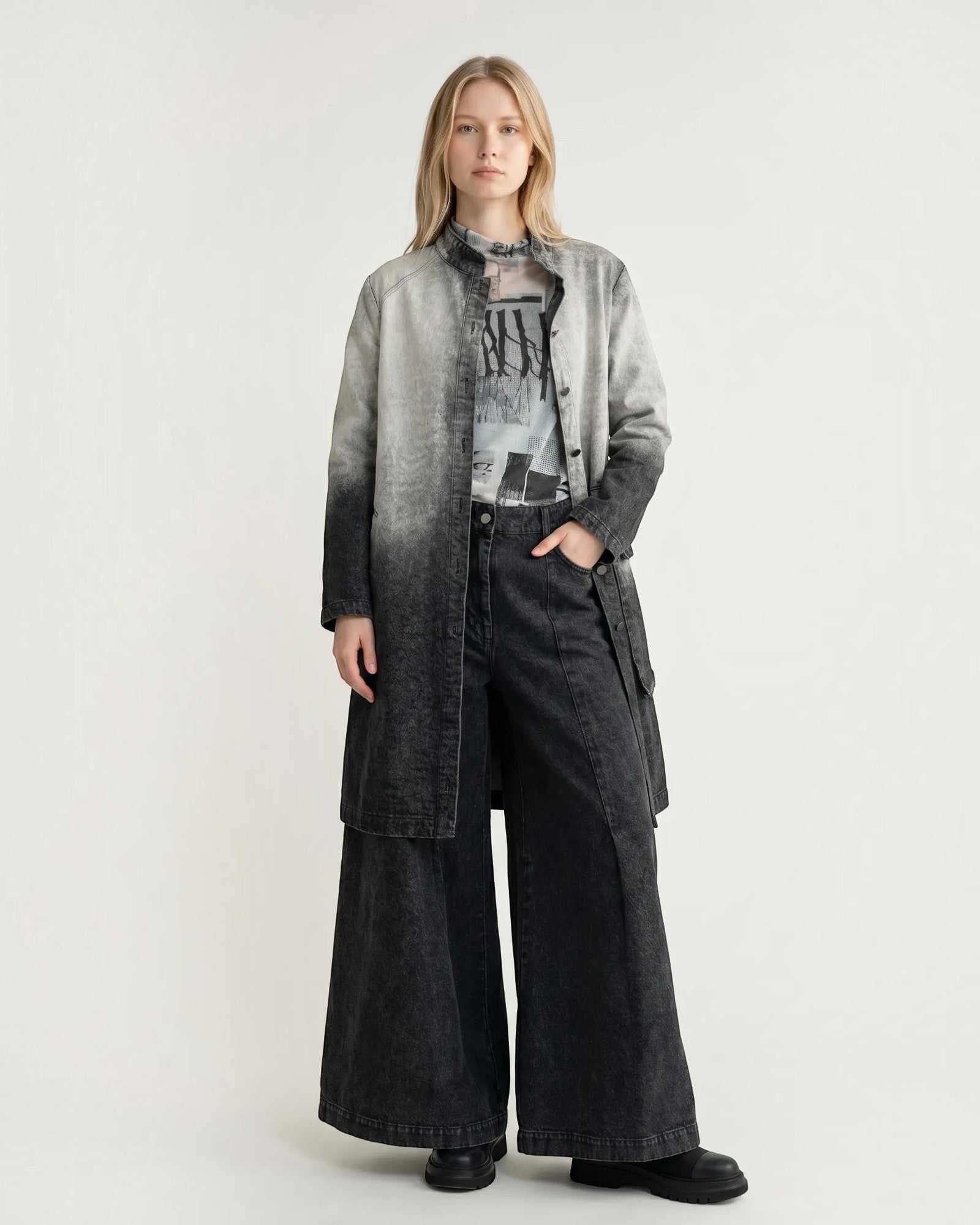 LEEZZA LUUKAA PIPERES langer Jeansmantel mit Grau-zu-Schwarz-Farbverlauf, getragen von einem Model.