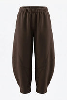 LEEZZA SORT AARHUS Barrel-Leg-Hose in Clay Brown aus Baumwoll-Modal-Jersey mit elastischem Bund und Seitentaschen.