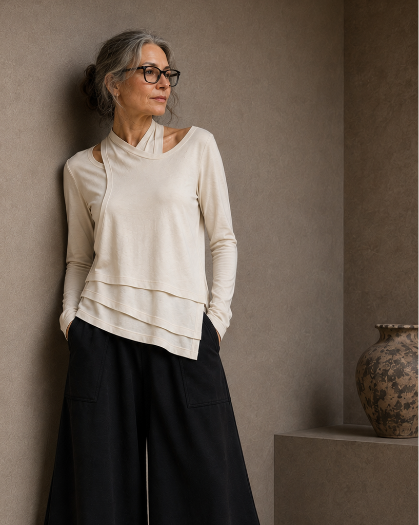 Vrouw in Lotus Eaters top uit de nieuwe najaarscollectie bij LEEZZA